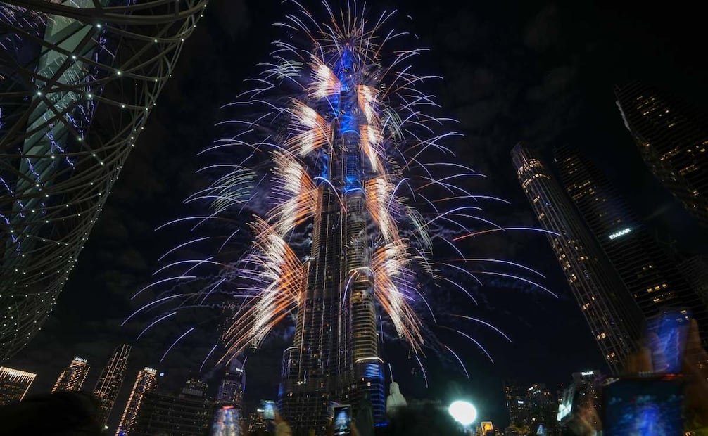 Oficialmente es 2026 en Los Emiratos Árabes Unidos. Dubái celebró iluminando el rascacielos más alto del mundo, el Burj Khalifa. (31/12/25) Foto: AP