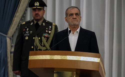 Guerra con EU debería terminar ahora que Irán está "en una posición de fuerza": Pezeshkian; dice que "el mundo reconoce su victoria"