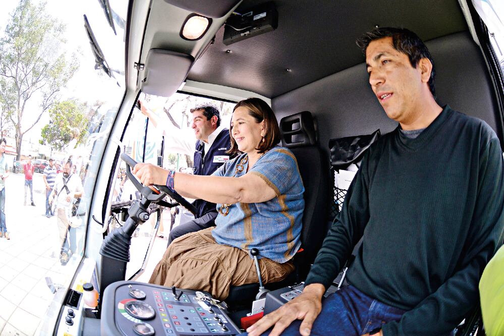 En la plaza Charles De Gaulle, la panista Xóchitl Gálvez encabezó una jornada de limpia operando ella misma una barredora