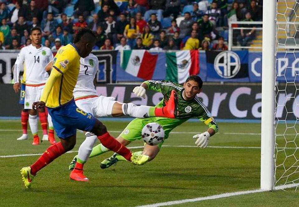 El portero Corona no consigue detener el disparo del ecuatoriano Miller Bolaños, que abrió el marcador del encuentro celebrado en el Estadio El Teniente in Rancagua, Chile. Foto AP