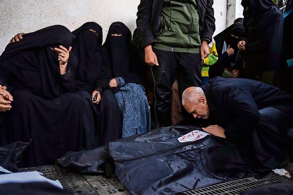 Palestinos lloran a los familiares muertos en un bombardeo israelí en la Franja de Gaza, en un hospital en Rafah. Fatima Shbair | AP