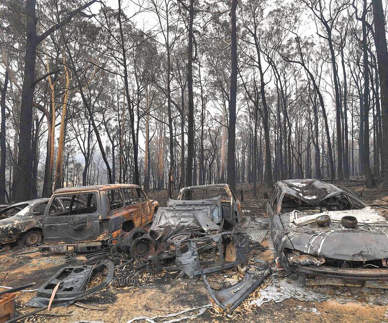 Por el fuego que afecta a Australia se observan vehículos completamente calcinados. Múltiples incendios se registran en el país. SAEED KHAN. AFP