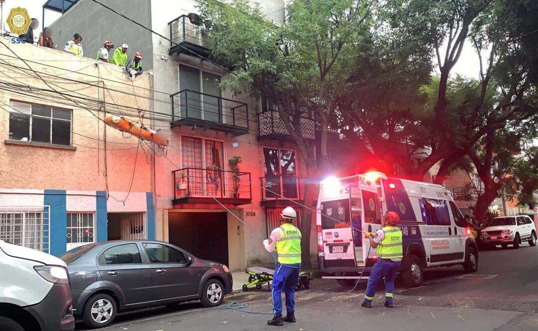 Mujer de 74 años sufrió accidente cerebrovascular en la alcaldía Cuauhtémoc; ERUM realiza operativo de salvamento.
Foto: Especial.