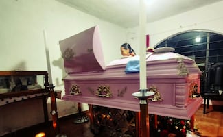 Entre aplausos y porras, familia y amigos despiden a Fanny, mujer trans asesinada en Edomex; exigen esclarecer el caso