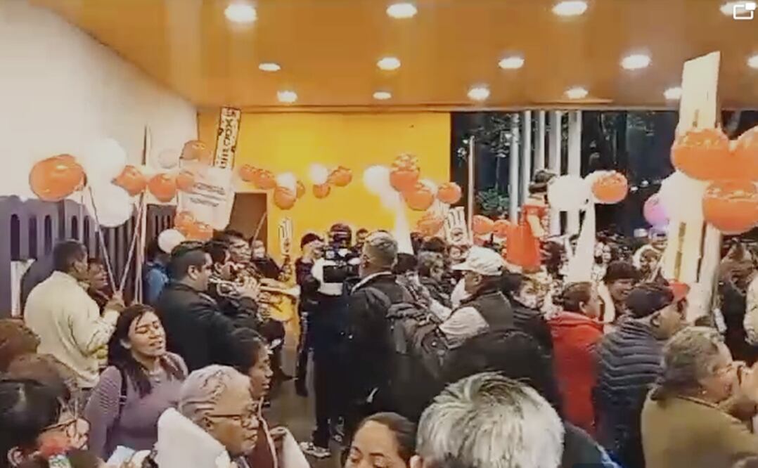 Reciben con porras a Clara Brugada, a la espera de los resultados de la encuesta en CDMX. FOTO: tomada de video