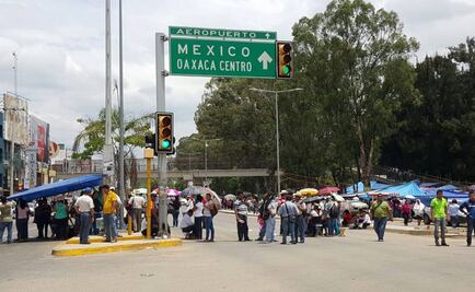 Maestros bloquean tránsito frente al IEEPO