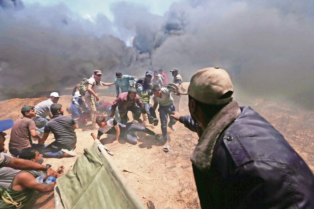 Palestinos son heridos durante las manifestaciones en la frontera con Israel, en Gaza. El Ministerio de Salud palestino cifró los heridos en 2 mil 800 por la respuesta de las autoridades israelíes (IBRAHEEM ABU MUSTAFA. REUTERS)