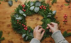 ¿Cómo hacer tu propia corona de Navidad con materiales económicos y fáciles de conseguir?