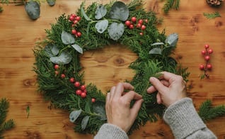 ¿Cómo hacer tu propia corona de Navidad con materiales económicos y fáciles de conseguir?