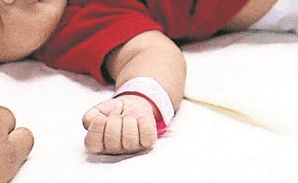 Mujer da a luz afuera de hospital del IMSS; esposo suplicaba que la atendieran