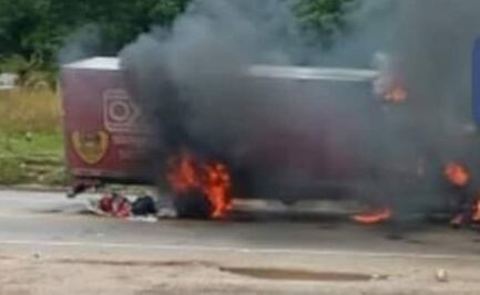 Maestros del SNTE bloquean carretera y queman camión en Chiapas