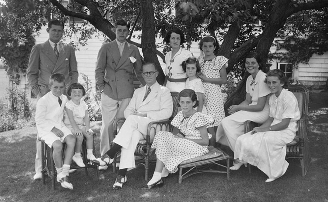 Joseph P. Kennedy y Rose Fitzgerald junto a sus nueve hijos; JFK está de pie junto a su padre. Foto: Getty Images