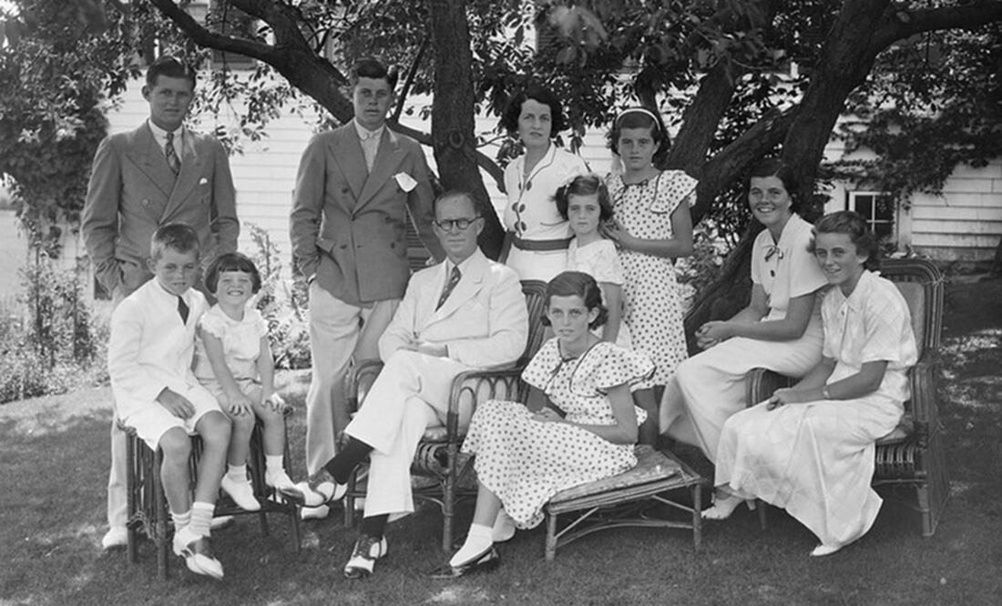 Joseph P. Kennedy y Rose Fitzgerald junto a sus nueve hijos; JFK está de pie junto a su padre. Foto: Getty Images