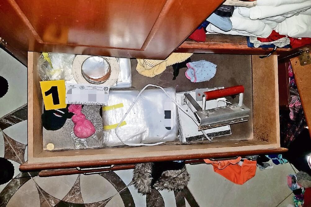 Al momento de catear la propiedad se encontraron dos envoltorios plásticos con lo que parece ser heroína y marihuana, así como 57 cartuchos útiles (ESPECIAL)