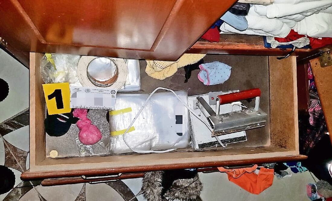 Al momento de catear la propiedad se encontraron dos envoltorios plásticos con lo que parece ser heroína y marihuana, así como 57 cartuchos útiles (ESPECIAL)