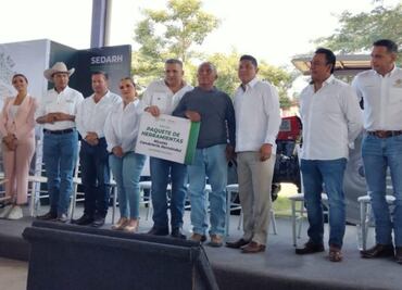 Ricardo Gallardo entrega tractores a 348 productores agropecuarios de La Huasteca