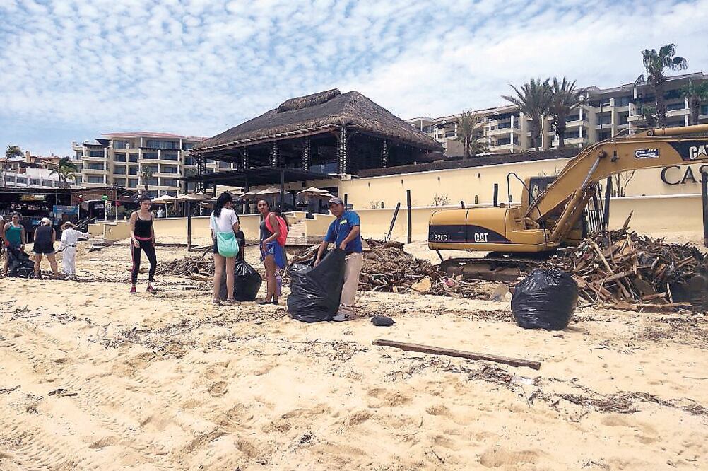 Grupos de voluntarios y ciudadanos se sumaron a las labores de limpieza de las playas, donde recogieron desde troncos, prendas y plásticos hasta neumáticos. (FOTOS: GLADYS RODRÍGUEZ. EL UNIVERSAL)