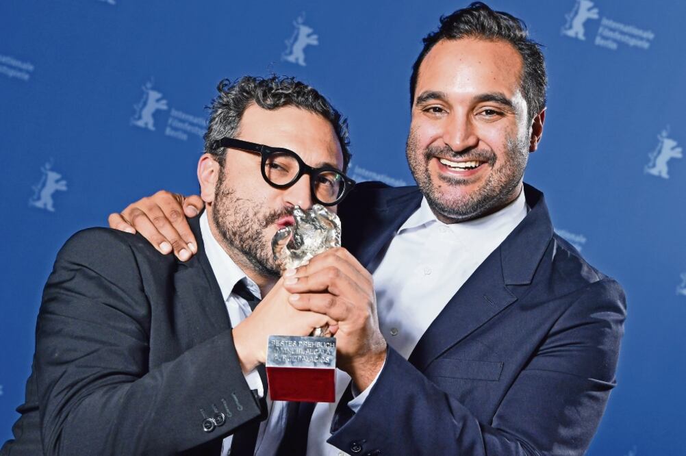 El realizador del filme, Ruizpalacios, y el escritor y productor Manuel Alcalá. Foto: EFE / SASCHA STEINBACH / PISCINA