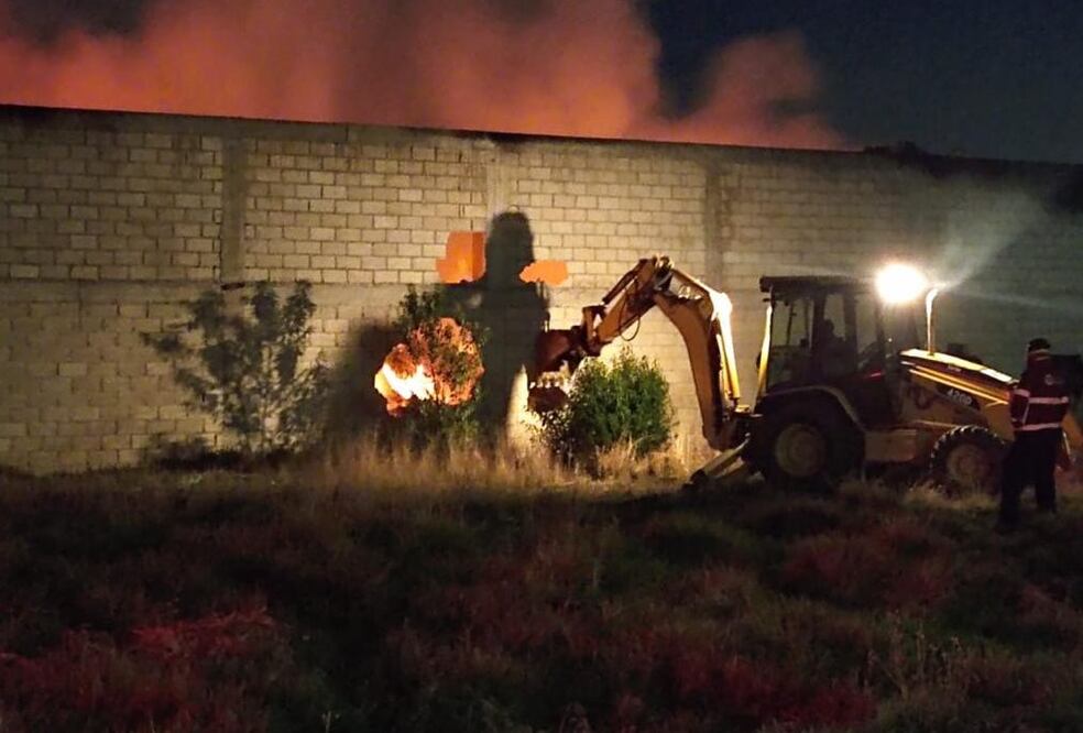 En punto de las 24:00 horas de este viernes se registró un incendio en una empresa de reciclaje en el municipio de Toluca. Foto: Especial