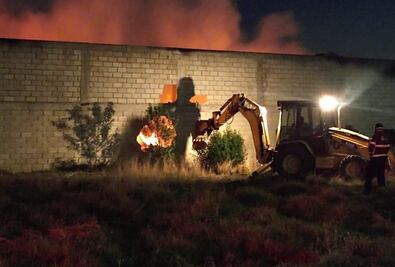 Incendio en empresa de reciclaje de Toluca provoca colapso de la estructura