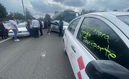 Taxistas bloquean Paseo Tollocan en la carretera México-Toluca en protesta