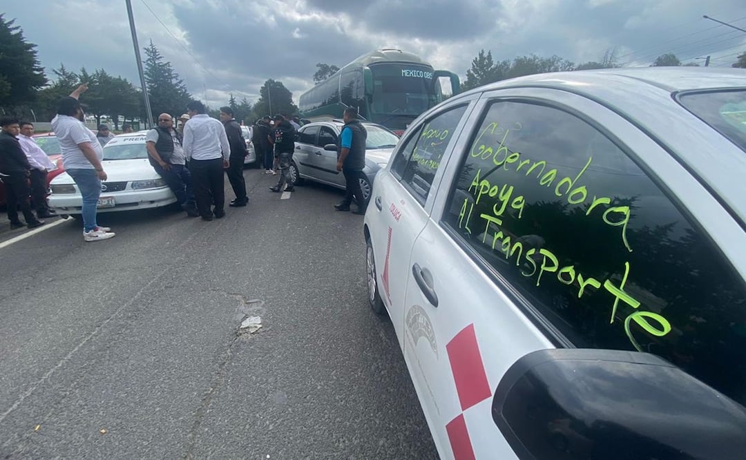 Taxistas bloquean Paseo Tollocan y causan caos en la carretera México-Toluca en protesta. Foto: Especial