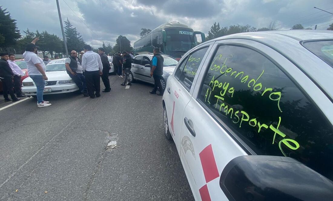 Taxistas bloquean Paseo Tollocan y causan caos en la carretera México-Toluca en protesta. Foto: Especial
