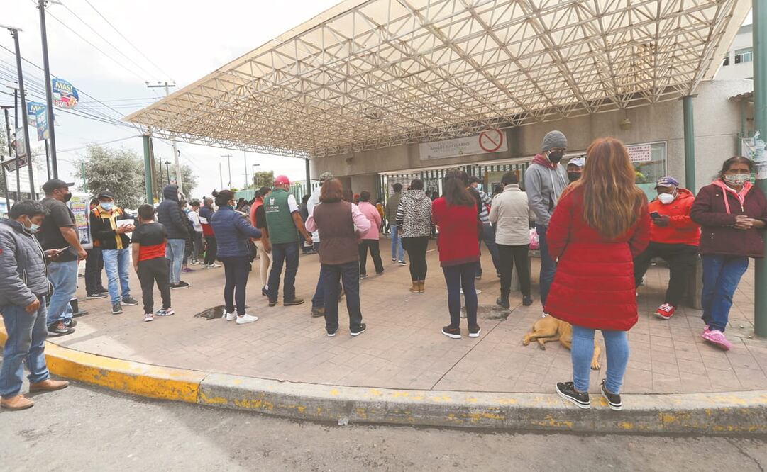 Afuera del Centro Médico Lic. Adolfo López Mateos familias esperan reportes de sus pacientes con Covid; la mayoría de 30 a 50 años. Foto: Jorge Alvarado. El Universal