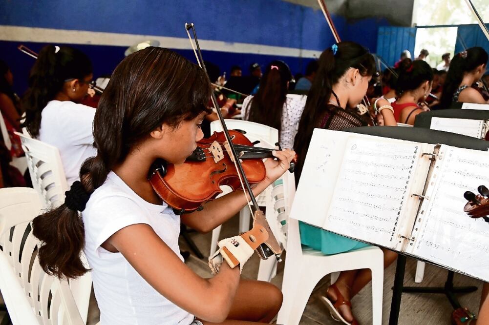 Élida nació con la mano derecha poco desarrollada. Cuando solicitó integrarse a la Orquesta Infantil de la colonia Bonfil, en Acapulco, sus maestros improvisaron un artefacto de madera (JESÚS GARCÍA)