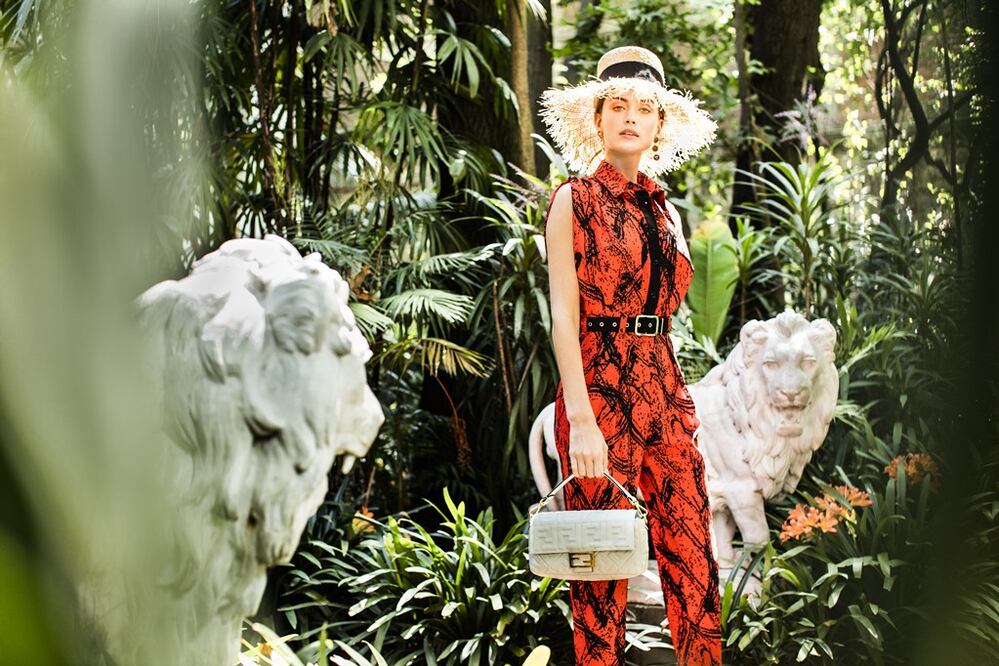 los tops cortos, sin mangas o de un solo hombro resultan una buena alternativa para combinar con piezas / Foto: RICARDO TRABULSI PARA DIAGONAL PRODUCCIONES