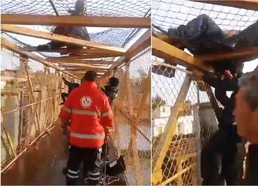 Rescatan a un hombre que intentó suicidarse desde un puente peatonal en la carretera México-Toluca