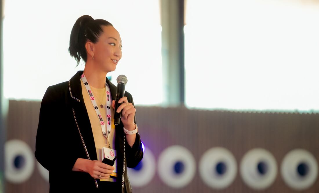 Rebeca Hwang, durante la conferencia “Creatividad humana vs. creatividad IA: diseñando soluciones con propósito”, en el Papalote Museo del Niño. | Foto: Especial
