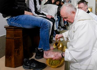 Papa Francisco lava los pies de 12 jóvenes presos en Jueves Santo