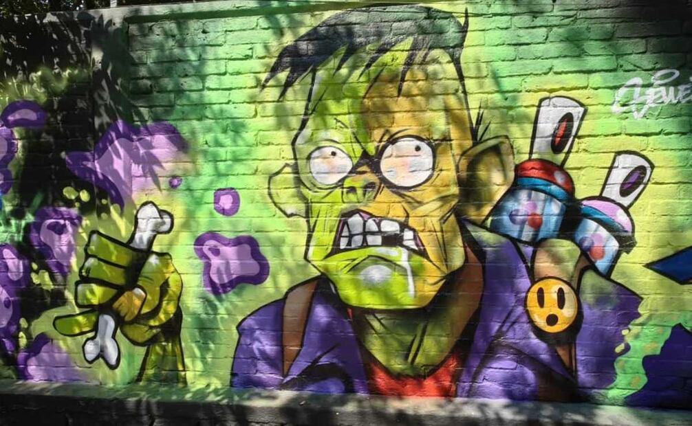 Artistas urbanos decoran la barda del Panteón de Xoco en la Benito Juárez (26/10/2025). Foto: Especial