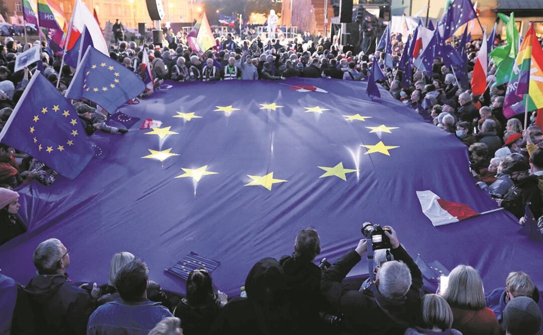 Asistentes a una manifestación proeuropea en Varsovia, el 10 de octubre pasado. Foto: Wojtek Radwanski. AFP