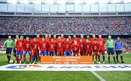 Atlético y Barcelona exhiben camisetas a favor de refugiados
