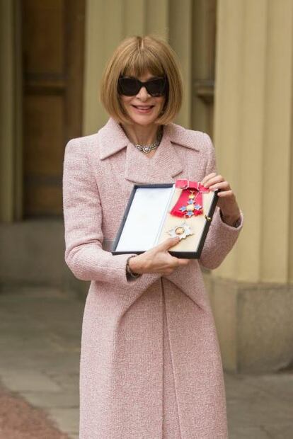 Anna Wintour recibe premio de dama del Imperio Británico de la reina Isabel ll