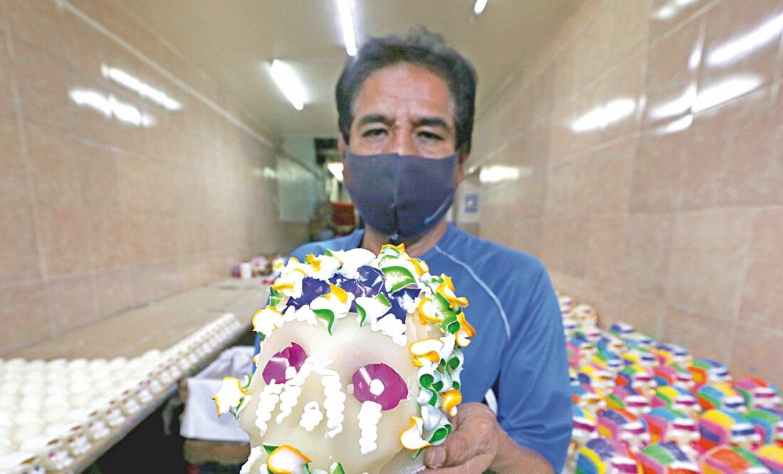 La Dulcería Jiménez Hermanos, en el Mercado de Sonora, prepara las últimas calaveritas decoradas con papeles vistosos. FOTOS: DIEGO PRADO. EL UNIVERSAL