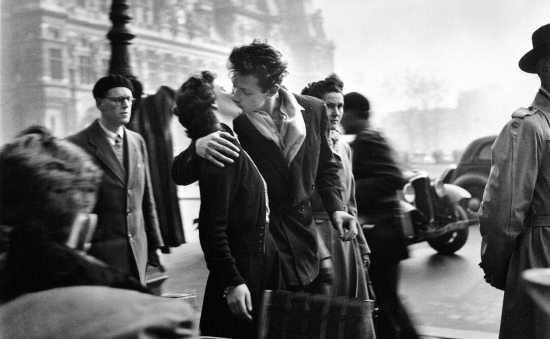Fotografía facilitada por el Atelier Robert Doisneau, de "El beso del Hôtel de Ville", fechada en 1950. Foto: EFE
