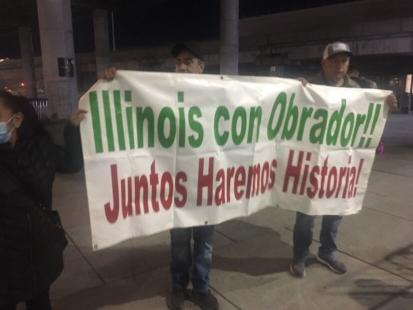 Con mariachi, fotos y carteles, simpatizantes esperan llegada de AMLO a NY