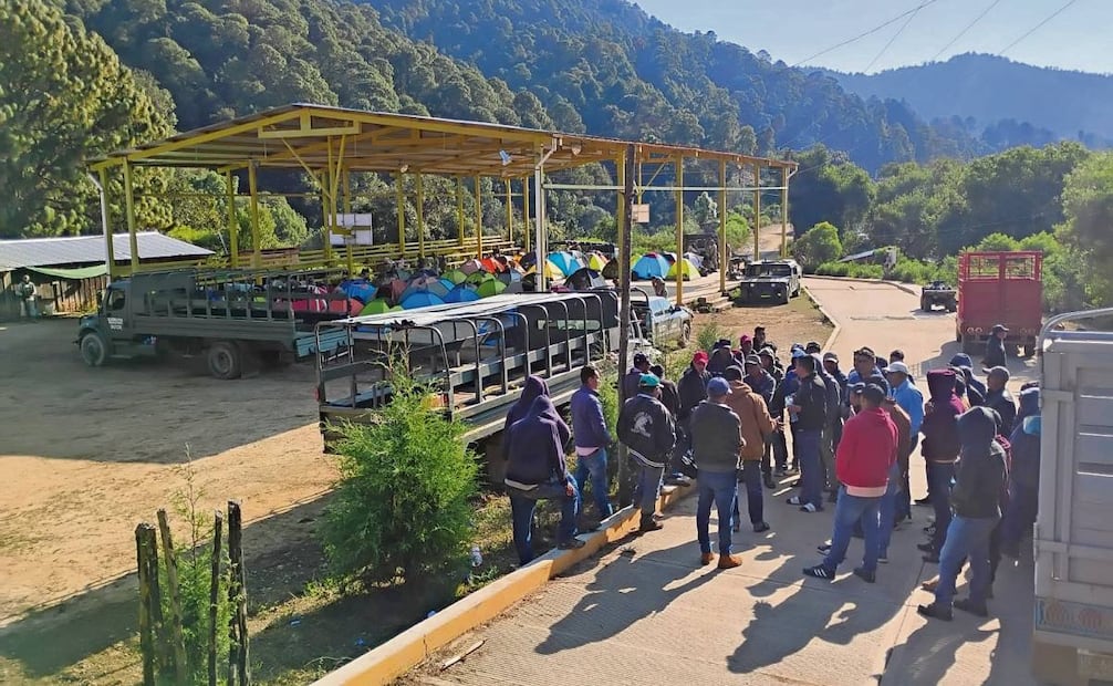 El 28 de enero, pobladores bloquearon la carretera en la comunidad El Capulín para impedir que el Ejército destruyera sus plantíos de amapola. Foto: Especial