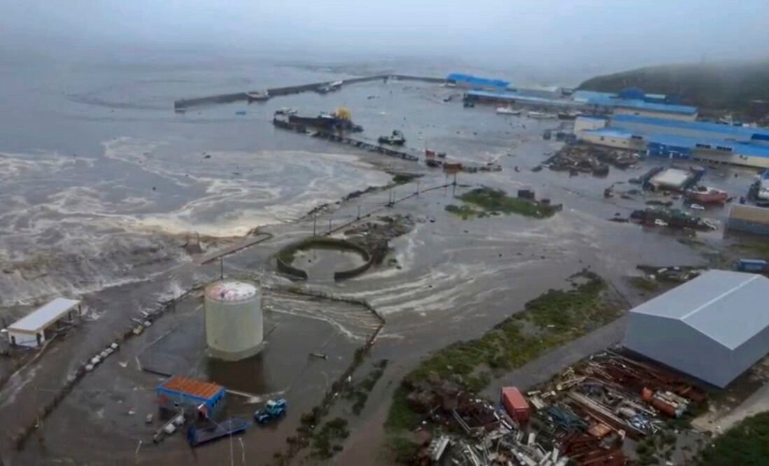 Imagen tomada de un vídeo facilitado por el Centro Geofísico de la Academia de Ciencias de Rusia muestra una zona inundada en Severo-Kurilsk, región de Sajalín, Rusia. Foto: EFE