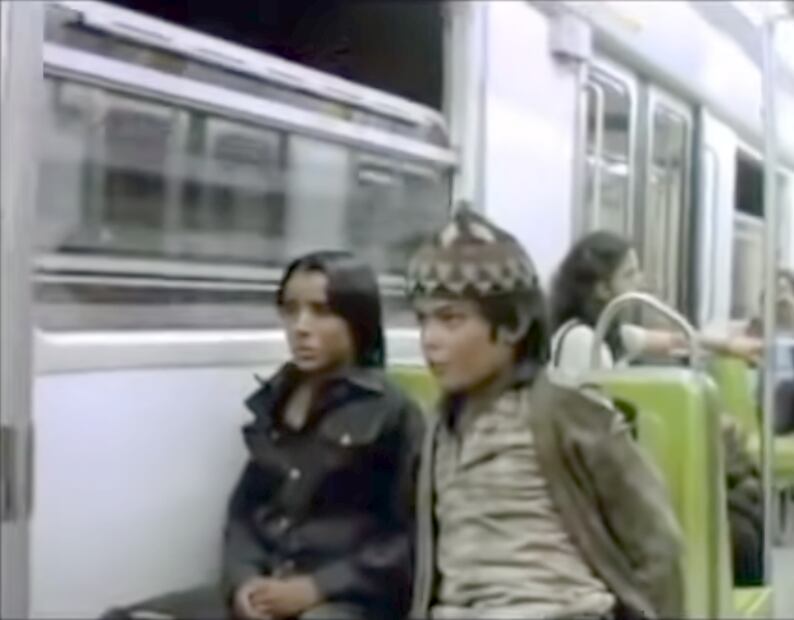 "Ratas de la ciudad" (1986) cuenta la trágica historia de un padre que se separa de su hijo por la corrupción de un policía del Distrito Federal, de modo que pasa años en la cárcel mientras su hijo se une a una banda de niños sin techo. Aquí una escena en el Metro. Captura de pantalla.