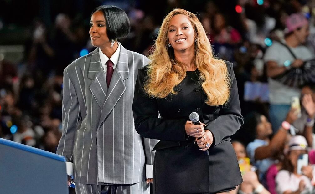 Las artistas musicales Beyoncé, derecha, y Kelly Rowland, izquierda, en el escenario de un mitin de la vicepresidenta y candidata demócrata Kamala Harris en Houston, Texas. Foto: Susan Walsh / AP