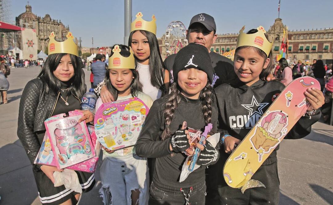 El señor Sergio llevó a sus hijas a la Plaza de la Constitución, donde recibieron obsequios por este día festivo. Foto: Fernanda Rojas