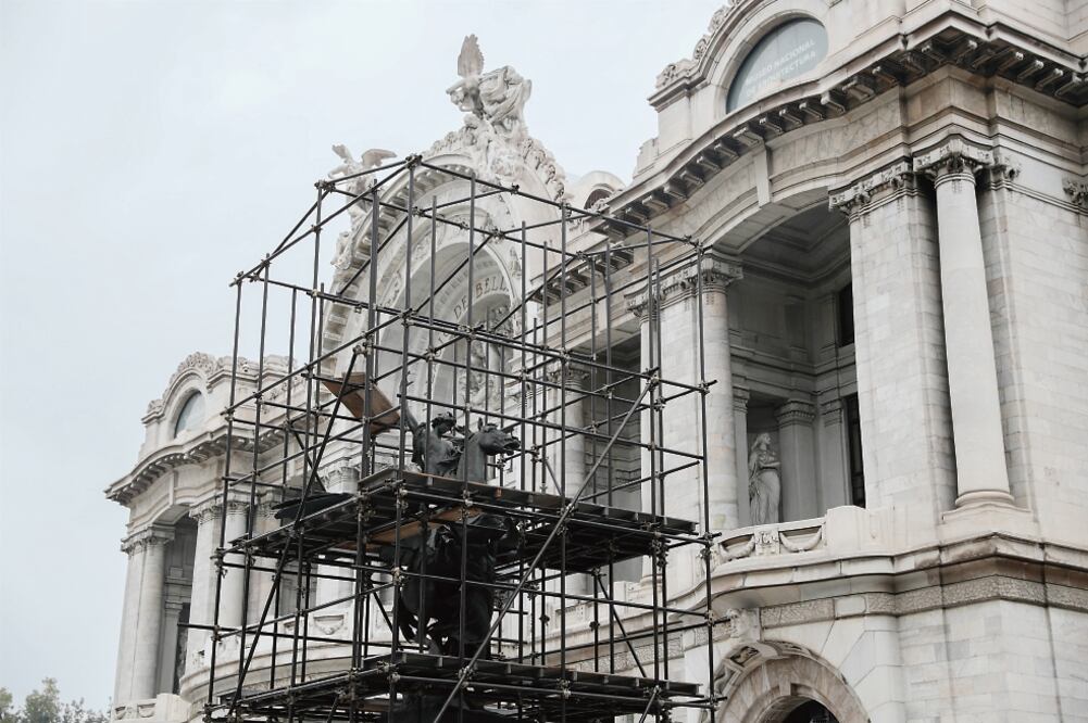 La colocación de andamios comenzó el fin de semana alrededor de algunas de las esculturas (IVÁN STEPHENS. EL UNIVERSAL)