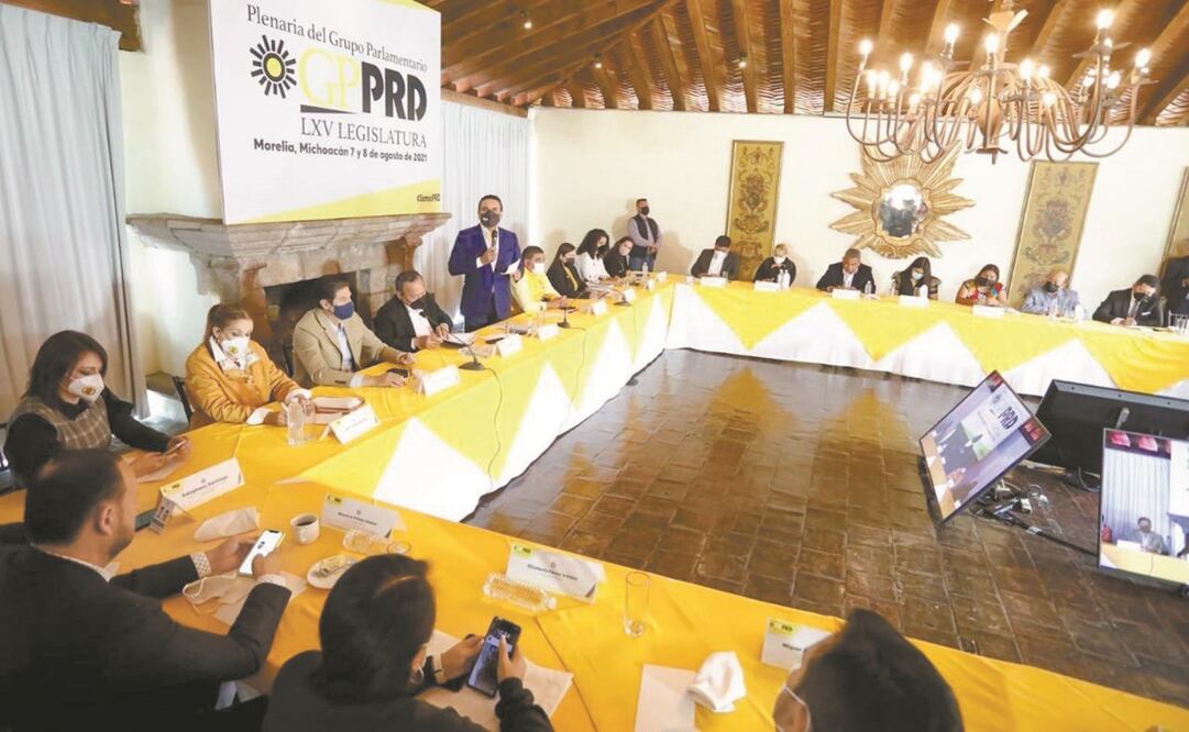 El gobernador de Michoacán, Silvano Aureoles, dio la bienvenida a los perredistas al estado y habló sobre los retos que tiene el país. Foto: ESPECIAL