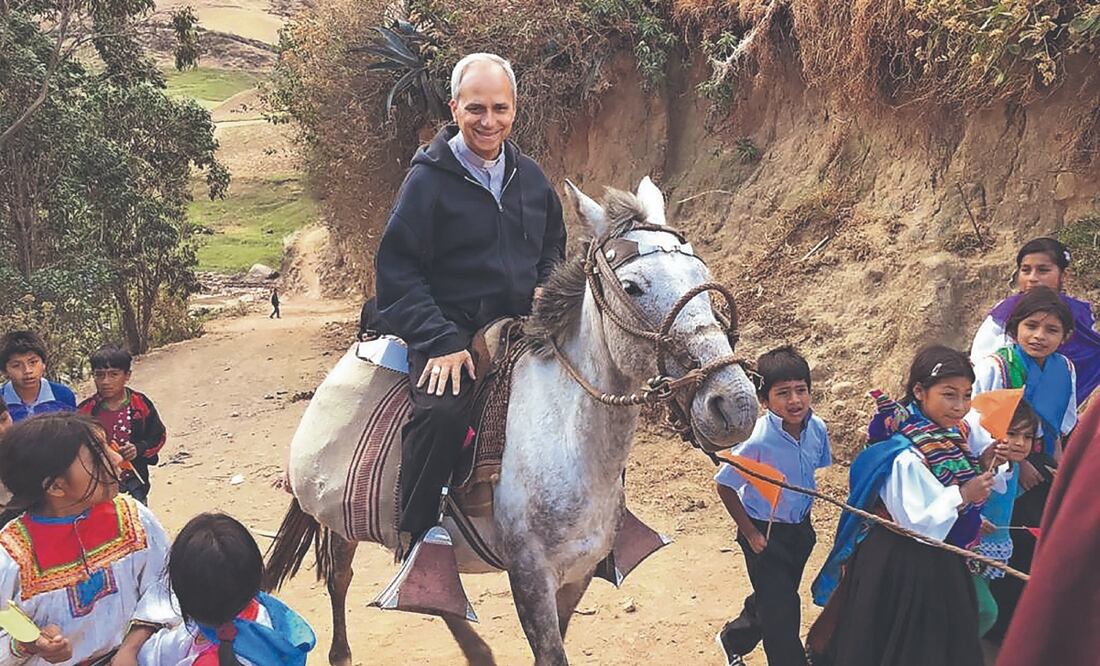 Fotografía difundida por la Diócesis de Chiclayo que muestra a Robert Prevost, ahora papa León XIV, cabalgando en las montañas de Incahuasi, cerca de Chiclayo. Foto: de ERNESTO BENAVIDES. AFP