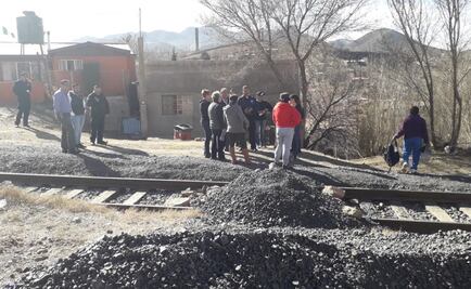 Esposas de mineros bloquean vías en Cananea para exigir solución a conflicto laboral