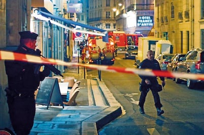 Ataque terrorista en París deja 2 fallecidos; el EI se lo adjudica